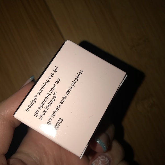 Mary Kay Indulge Soothing Eye Gel - Picture 3 of 5